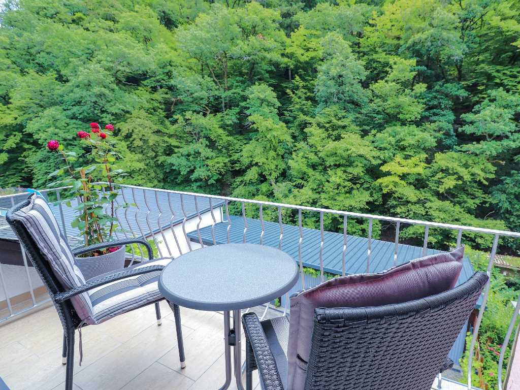 Balkon mit Gartenmöbeln - Urlaub an der Mosel und in der Mosel-Eifel in Ferienwohnung Bad Bertrich, Kurfürstenstraße 57, 56864 Bad Bertrich