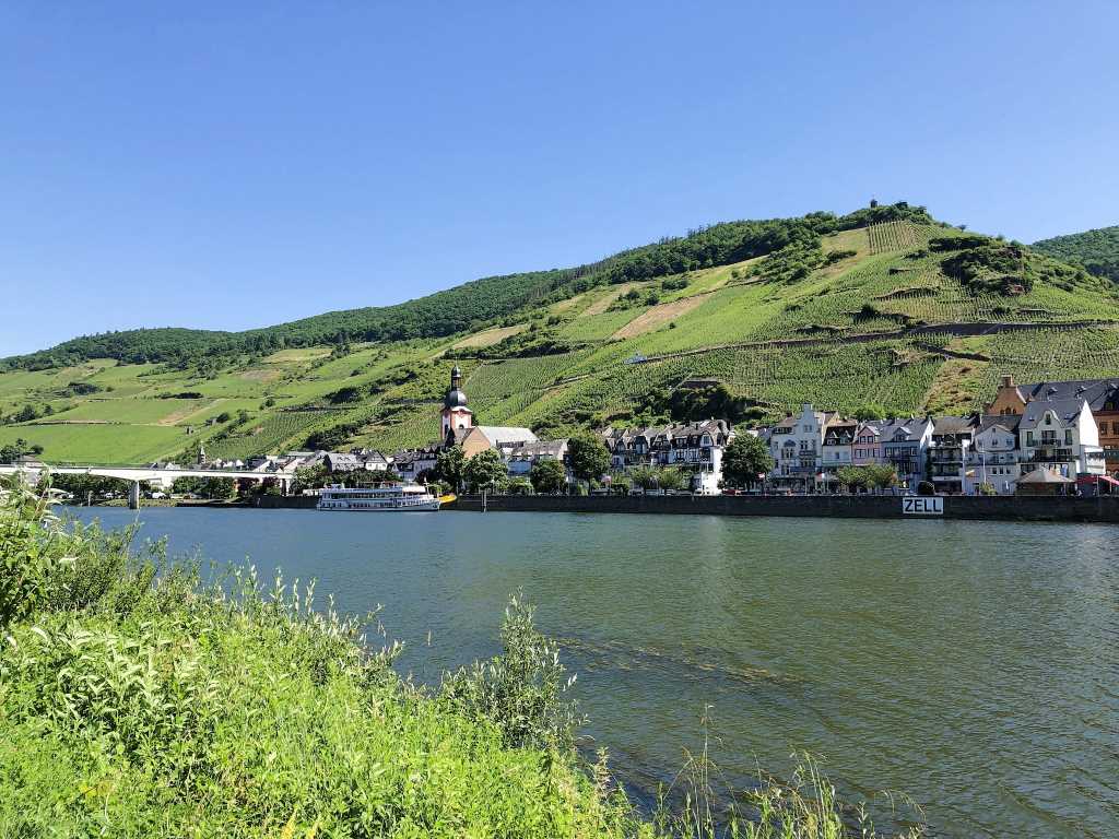 Blick auf Zell (Mosel) - Urlaub an der Mosel und in der Mosel-Eifel in Ferienwohnung Bad Bertrich, Kurfürstenstraße 57, 56864 Bad Bertrich