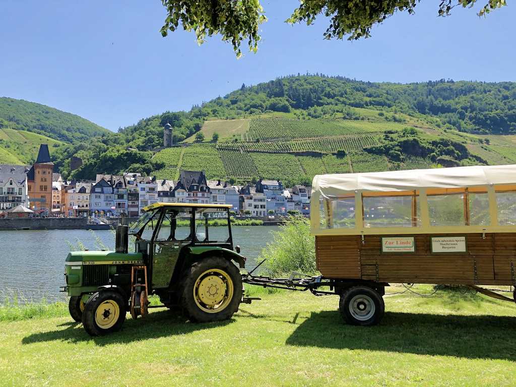 Planwagenfahrt in Mosel Weinbergen - Urlaub an der Mosel und in der Mosel-Eifel in Ferienwohnung Bad Bertrich, Kurfürstenstraße 57, 56864 Bad Bertrich